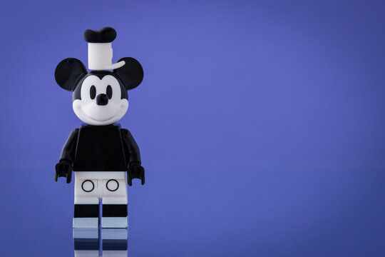 Lippstadt - Deutschland 5. Juli 2020 Lego Mickey Mouse im Retro Style