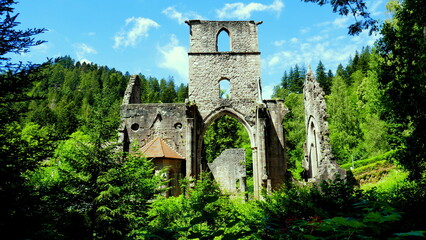 romantische Klosterruine Allerheiligen zwischen grünen Bäumen im Schwarzwald unter blauem Himmel