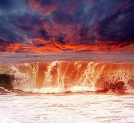Ein heller tropischer Sonnenuntergang über den Wellen des Indischen Ozeans. Hintergrund für Anzeigen von superexotischen Ferien in exotischen Ländern © max5128