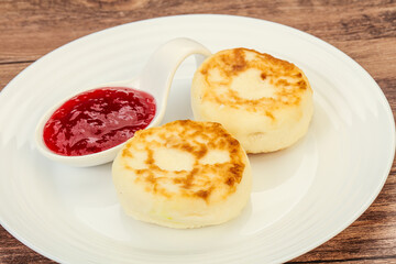 Cottage cheese pancakes with strawberry jam