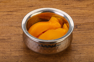 Sweet mango slices in syrop