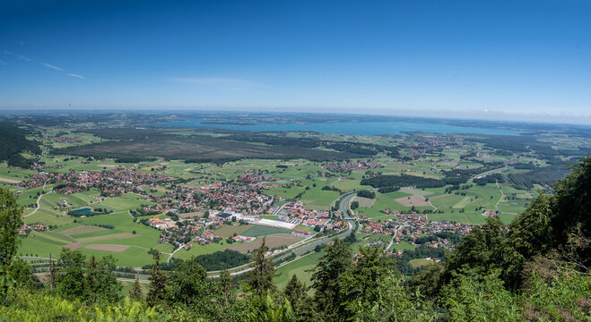 Blick auf Grassau und Chiemsee von Schnappenkirche