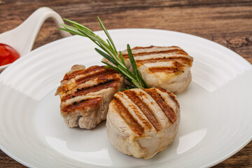 Grilled pork medallion with sauce