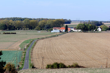 Fototapeta premium Hill of Doue and agriculture fields in the Brie region
