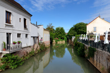 Fototapeta na wymiar Grand Morin river in Coulommiers city