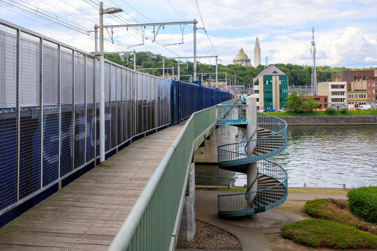 Une passerelle et son escalier en colimaçon