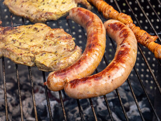Grill mit Bratwurst und Steak 