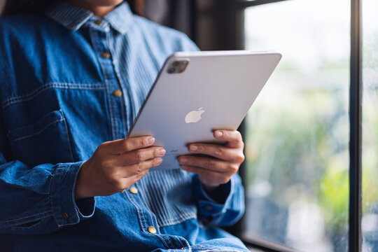 Jun 27th 2020 : A Woman Holding And Using Apple New Ipad Pro 2020 Tablet Pc At Home , Chiang Mai Thailand