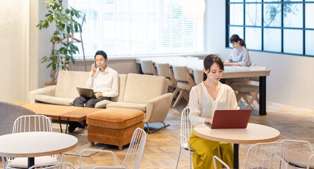 オフィスで作業する人々　コワーキングスペース　ソーシャルディスタンス