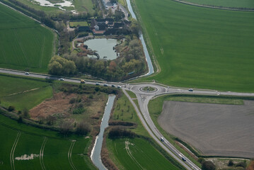 vue aérienne d"une route près de la Baie de Somme en France