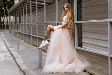 Obraz premium Tanned girl in wedding dress in ghetto city