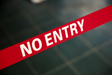 Obraz premium no entry sign on red bar