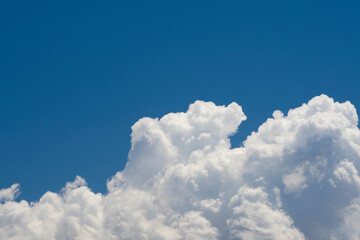 Naklejka na ściany i meble Nubes blancas de algodón en cielo azul intenso