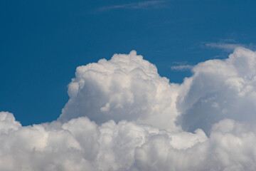 Nubes blancas de algodón en cielo azul intenso