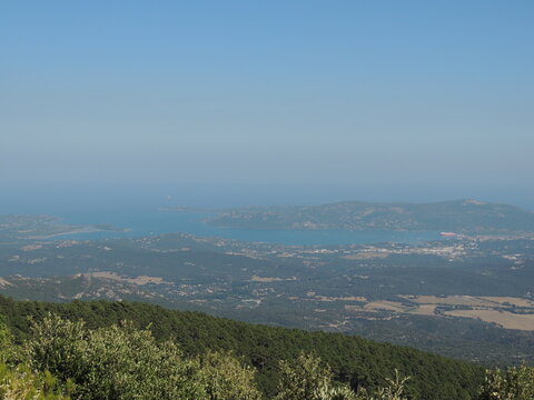 Vue panoramique sur la plaine c&ocirc;ti&egrave;re du sud de la Corse