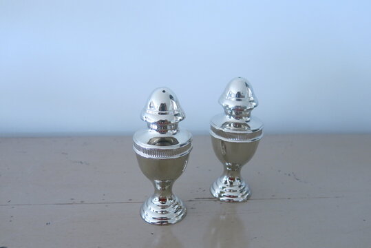 poivrier et salier en argent avec des details 