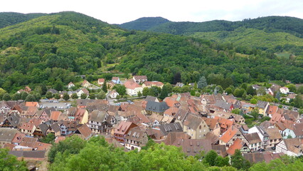 Obraz premium Panorama sur le village de Kaysersberg dans le Haut-Rhin en Alsace, et la forêt aux alentours (France)
