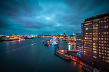 Hamburg Landungsbrücken zur blauen Stunde