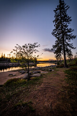 Oderteich mit Wasser und Bäumen zum warmen Sonnenuntergang im Harz
