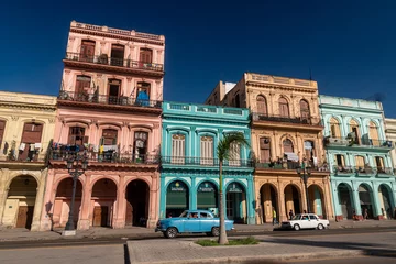 Zelfklevend Fotobehang Havana, Cuba in February 2018. Traditional and colorful old cars with old buildings in the background. © Cacio Murilo