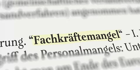 Fachkräftemangel im Buch mit Textmarker markiert © Nico