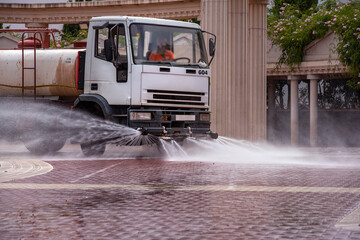 Water cleaning truck