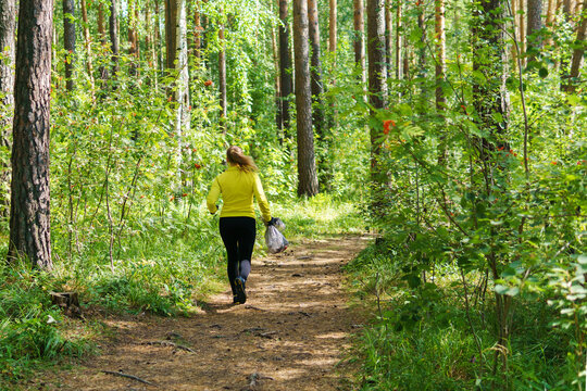 young woman plogging in the park