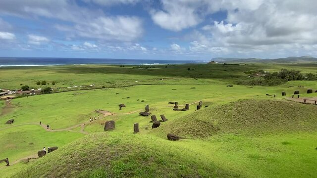 Moa&iuml;s du volcan Rano Raraku &agrave; l'&icirc;le de P&acirc;ques