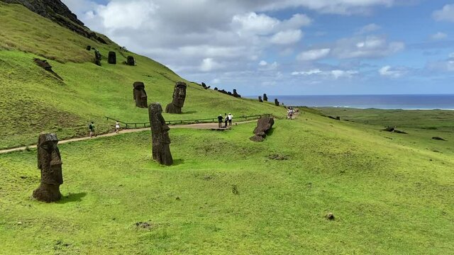 Moa&iuml;s du volcan Rano Raraku &agrave; l'&icirc;le de P&acirc;ques
