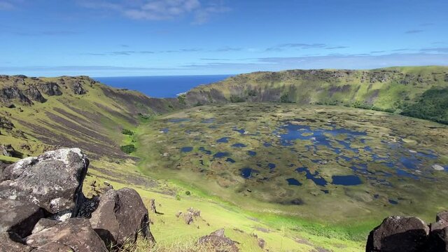 Crat&egrave;re du volcan Rano Kau &agrave; l'&icirc;le de P&acirc;ques