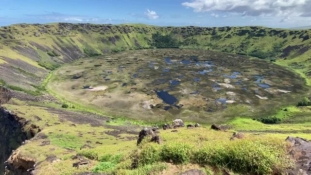 Crat&egrave;re du volcan Rano Kau &agrave; l'&icirc;le de P&acirc;ques	