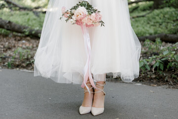 bride holding bouquet of flowers