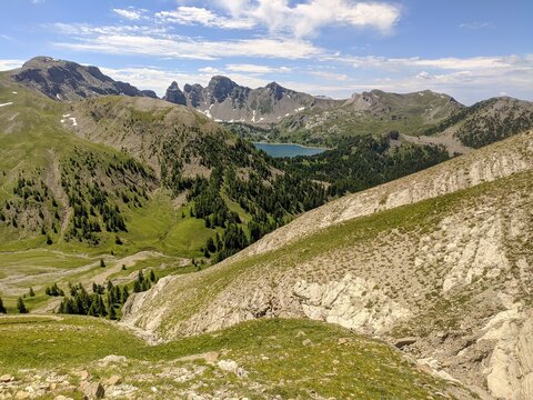 Lac d'Allos dans le parc du Mercantour au mont pelat avec des glacier et des animaux sauvages, randonn&eacute;es et refuges, Alpes de haute Provence, France, montage pic et sommet.