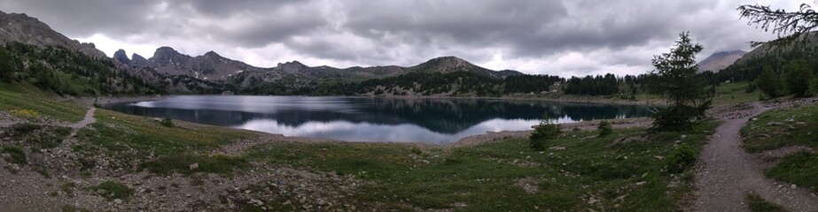 Lac d'Allos dans le parc du Mercantour au mont pelat avec des glacier et des animaux sauvages, randonn&eacute;es et refuges, Alpes de haute Provence, France, montage pic et sommet.