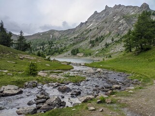 Lac d'Allos dans le parc du Mercantour au mont pelat avec des glacier et des animaux sauvages, randonnées et refuges, Alpes de haute Provence, France, montage pic et sommet.