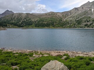 Lac d'Allos dans le parc du Mercantour au mont pelat avec des glacier et des animaux sauvages, randonnées et refuges, Alpes de haute Provence, France, montage pic et sommet.