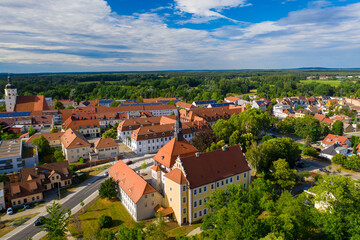 Fototapeta na wymiar Die Stadt Lübben im Spreewald mit dem Schloss im Vordergrund