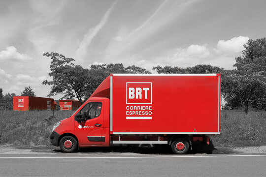 furgone rosso del corriere espress bartolini brt	