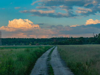 Wieczorne chmury nad polną drogą.