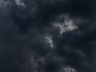 Czarne, złowrogie chmury.