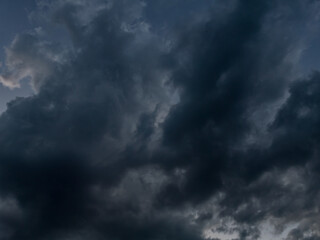 Fototapeta na wymiar Czarne, złowrogie chmury.