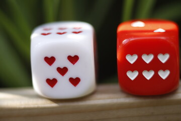 Kostki z serduszkami biała i czerwona © Seance_Photo_Sylwia