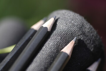 Ołówki na czarnej tkaninie