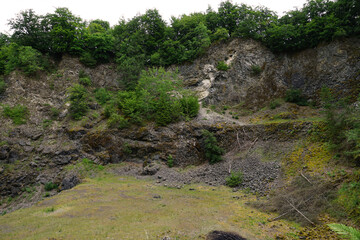Ein Blick in den Vulkankrater Arensberg auch Arnulphusberg genannt in der Vulkaneifel in Rheinland Pfalz in Deutschland - A view of the Arensberg volcanic crater also called Arnulphusberg in the Vulk	