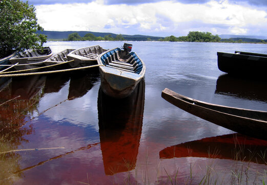Barcas en r&iacute;o tropical en Venezuela. Ruta del salto del &aacute;ngel Venezuela. Pemones