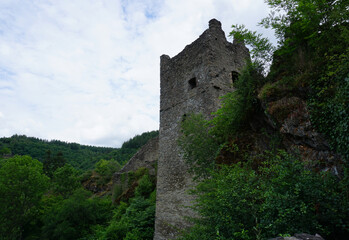 Fototapeta na wymiar Ein Turm der Manderscheider Burgen in Rheinland Pfalz