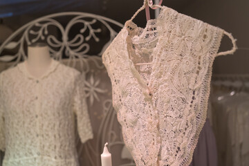 おしゃれな白いドレスを販売する仕立て屋