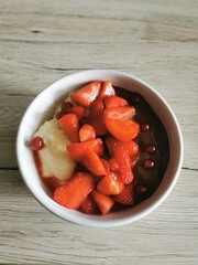 Grießbrei mit Erdbeeren