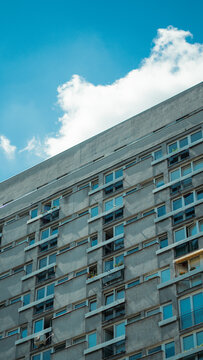 Wysoki budynek mieszkalny na osiedlu Warszawa 