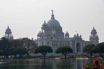 Fototapeta na wymiar The Victoria Memorial is a large marble building in Kolkata, West Bengal, India.